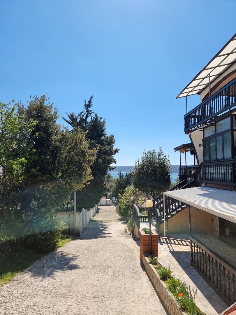 Posedarje, hiša z 8 apartmaji (360 m2) in zasebno plažo, VRHUNSKA LOKACIJA