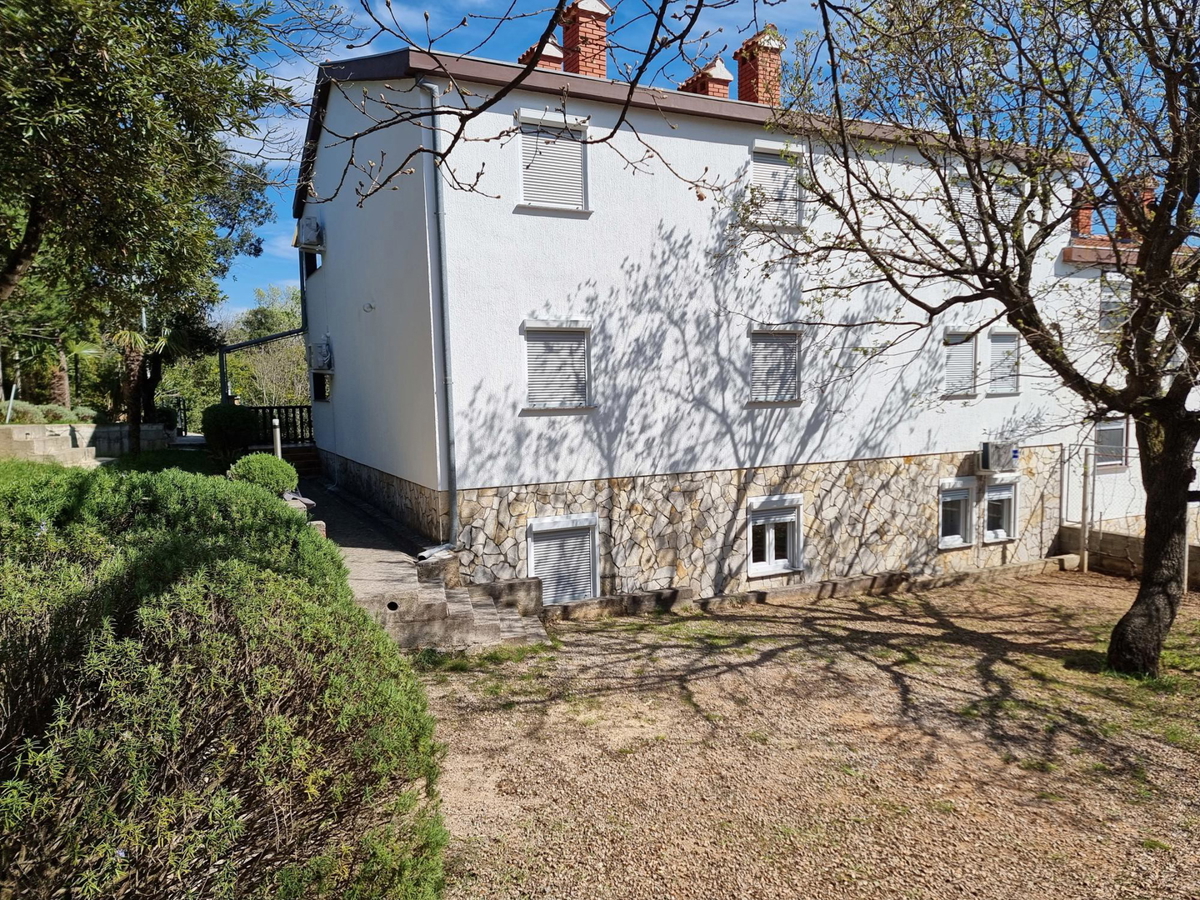 Posedarje, hiša z 8 apartmaji (360 m2) in zasebno plažo, VRHUNSKA LOKACIJA