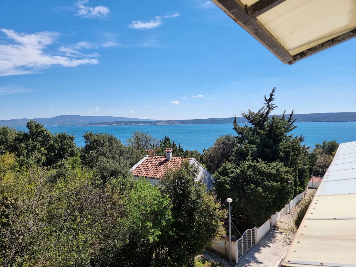 Posedarje, hiša z 8 apartmaji (360 m2) in zasebno plažo, VRHUNSKA LOKACIJA