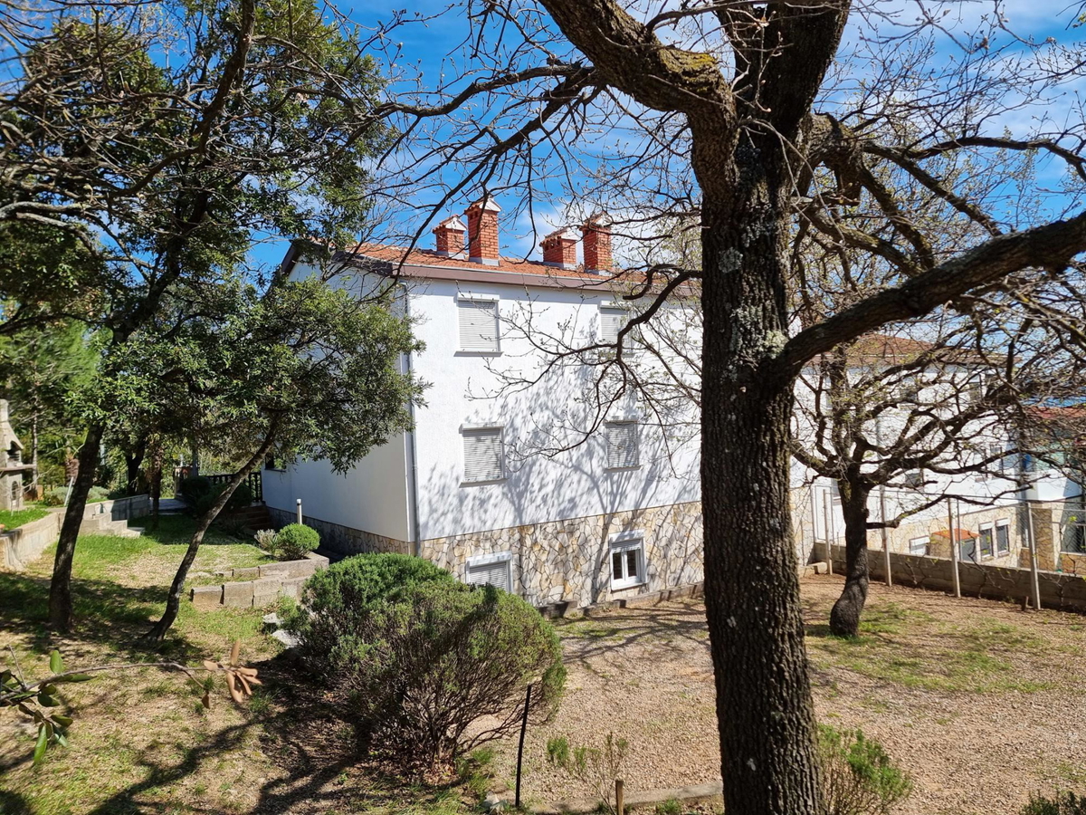 Posedarje, hiša z 8 apartmaji (360 m2) in zasebno plažo, VRHUNSKA LOKACIJA