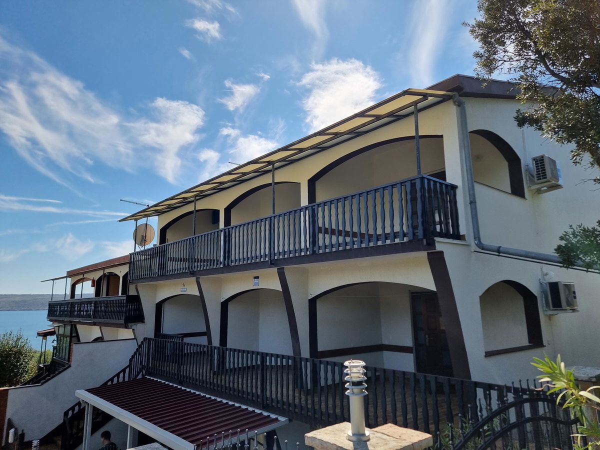 Posedarje, hiša z 8 apartmaji (360 m2) in zasebno plažo, VRHUNSKA LOKACIJA