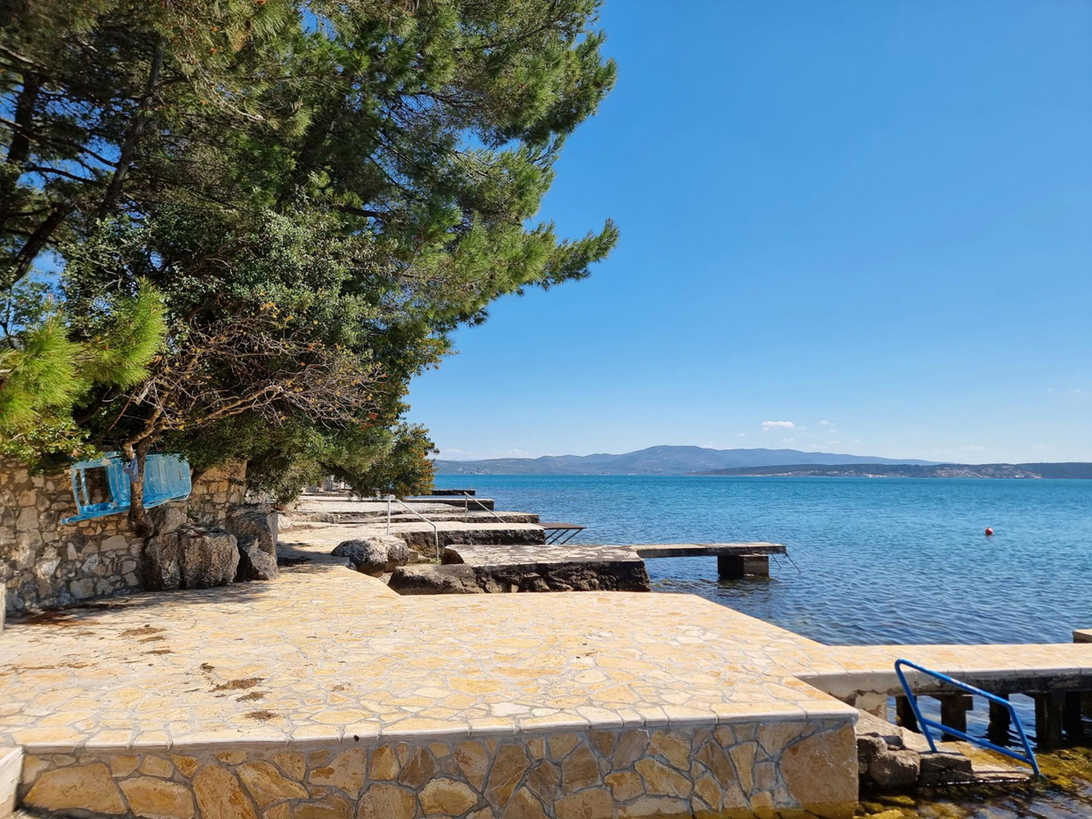 Posedarje, hiša z 8 apartmaji (360 m2) in zasebno plažo, VRHUNSKA LOKACIJA