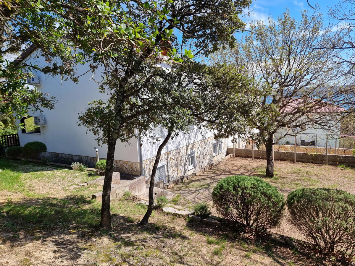 Posedarje, hiša z 8 apartmaji (360 m2) in zasebno plažo, VRHUNSKA LOKACIJA