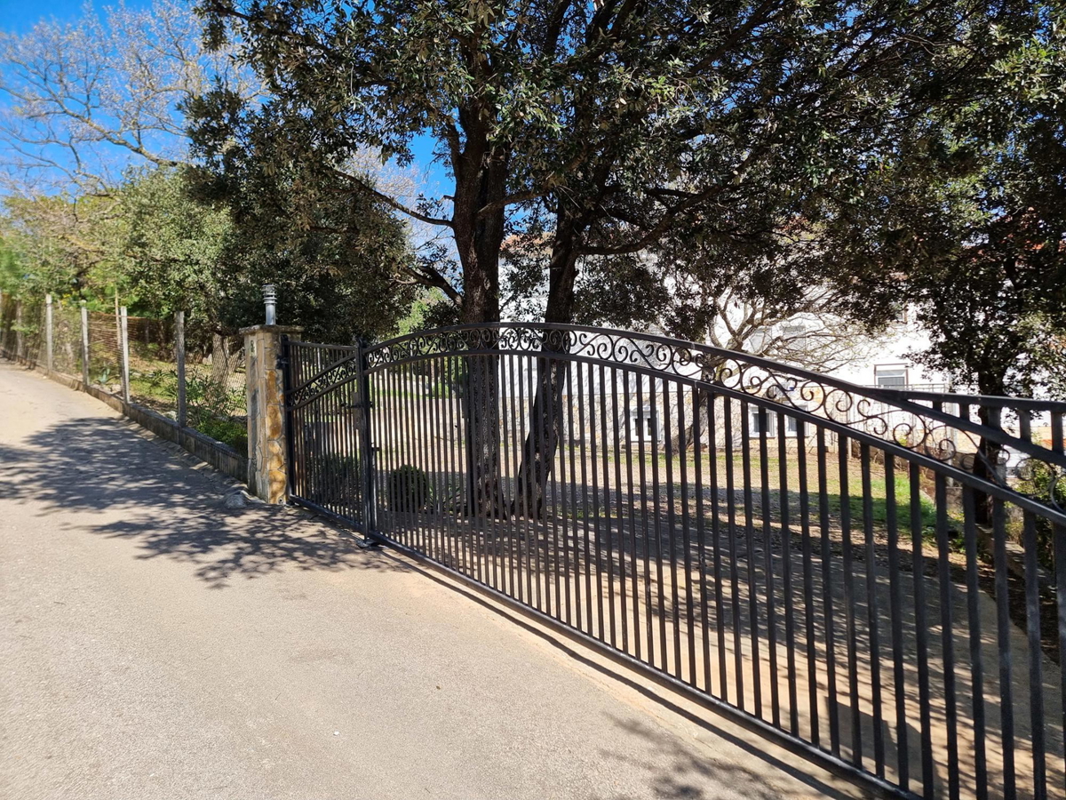 Posedarje, hiša z 8 apartmaji (360 m2) in zasebno plažo, VRHUNSKA LOKACIJA