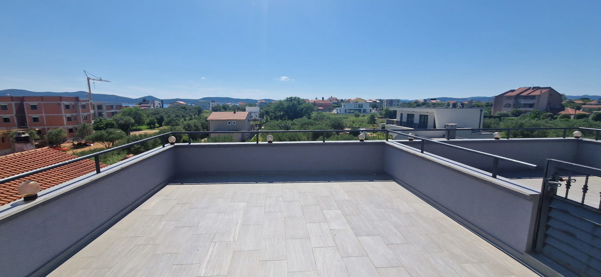 Sukošan, apartmajska hiša (915 m2) z 11 apartmaji
