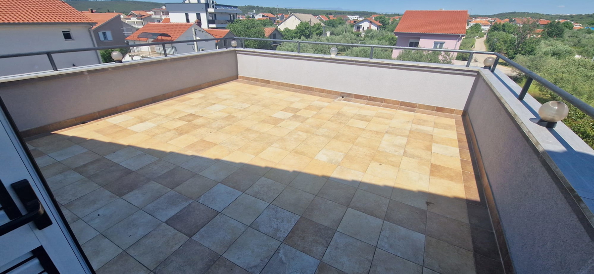Sukošan, apartmajska hiša (915 m2) z 11 apartmaji