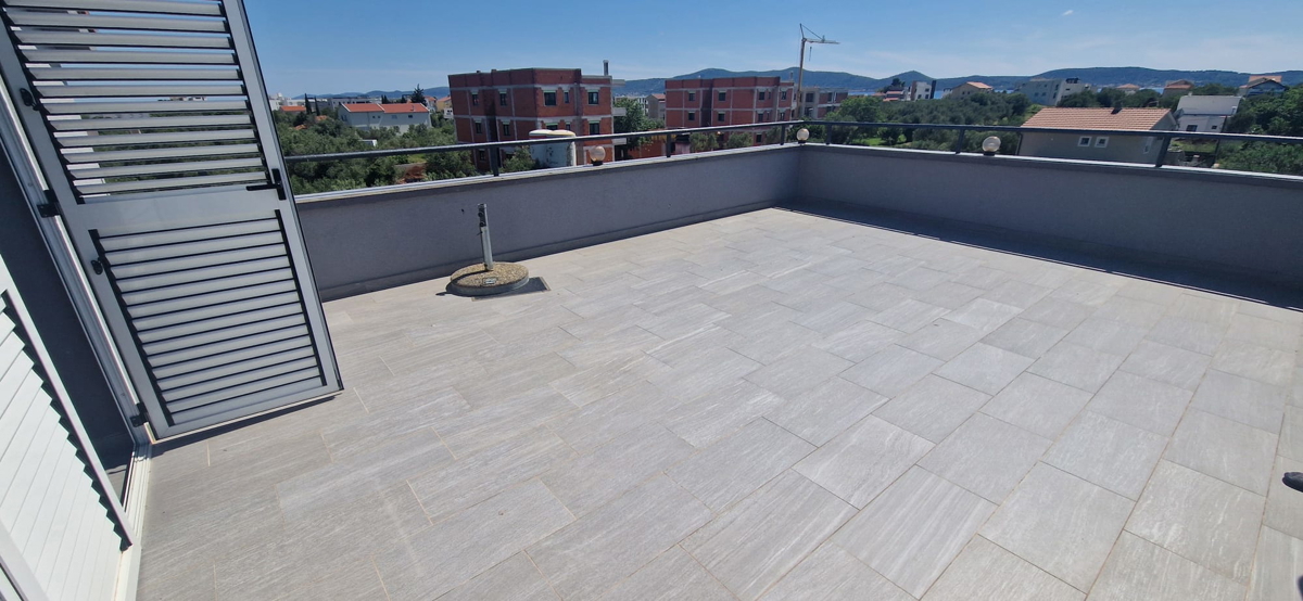 Sukošan, apartmajska hiša (915 m2) z 11 apartmaji