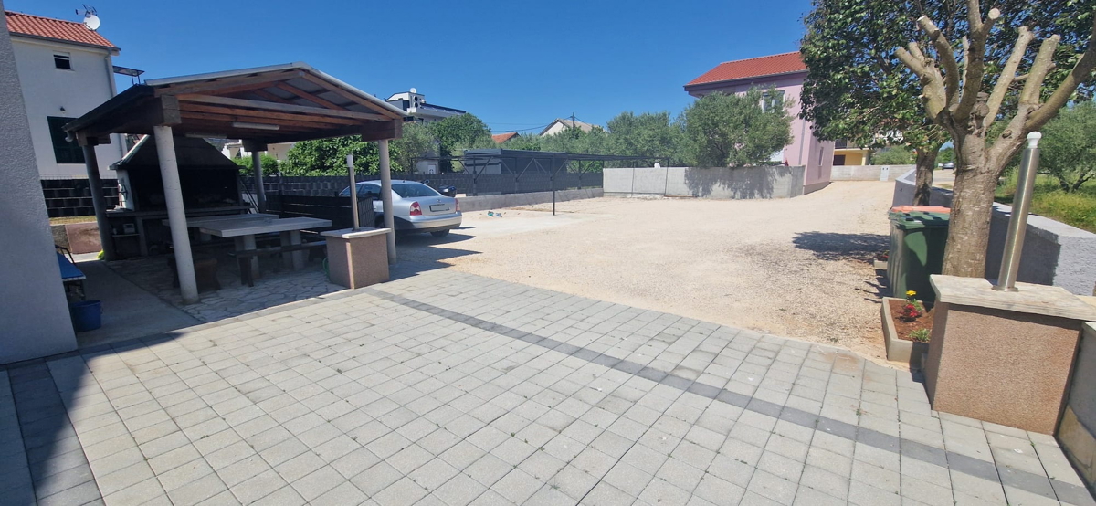 Sukošan, apartmajska hiša (915 m2) z 11 apartmaji