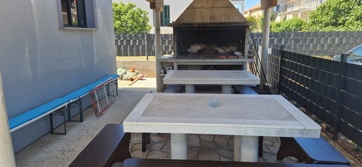 Sukošan, apartmajska hiša (915 m2) z 11 apartmaji