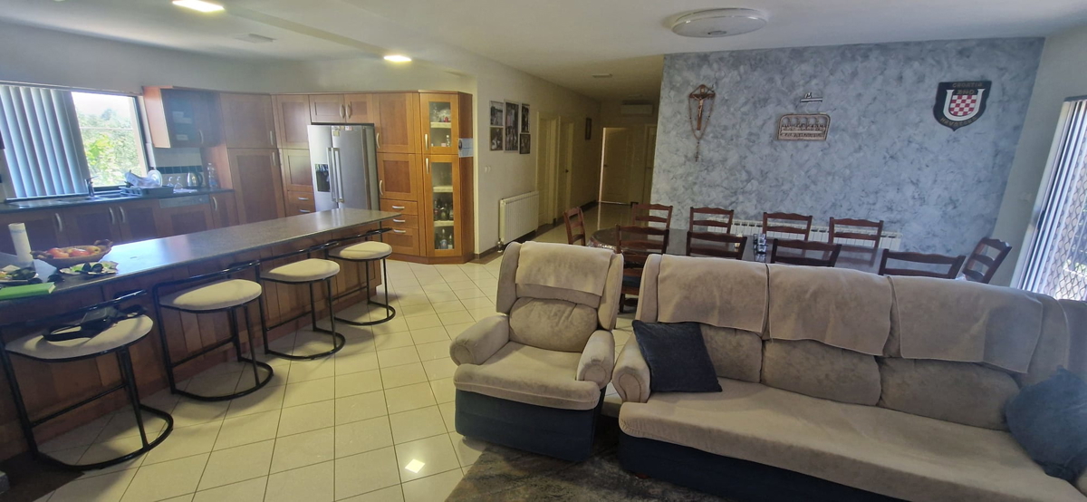 Sukošan, apartmajska hiša (915 m2) z 11 apartmaji