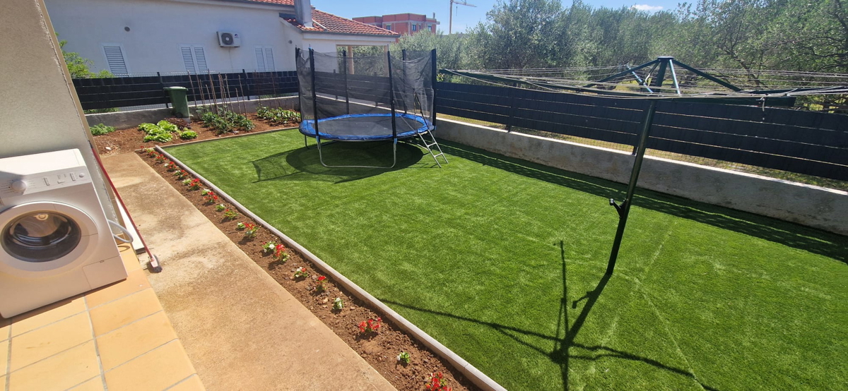 Sukošan, apartmajska hiša (915 m2) z 11 apartmaji