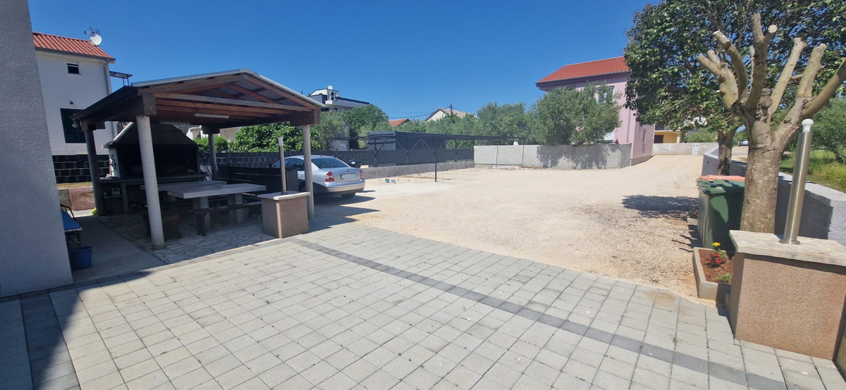 Sukošan, apartmajska hiša (915 m2) z 11 apartmaji