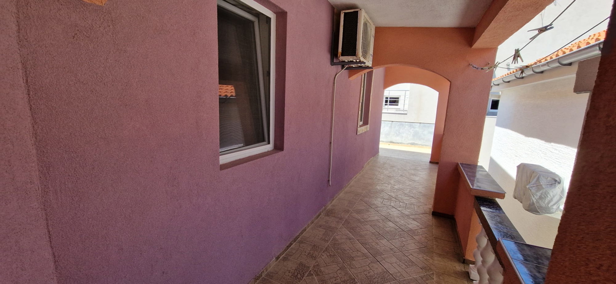 Vir, hiša z 2 apartmajema (148 m2), 150 metrov do plaže