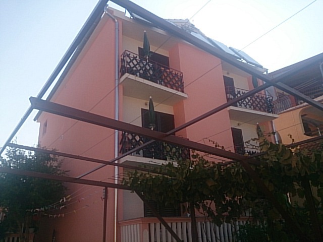 Sveti Filip in Jakob, odlična hiša s 7 stanovanj (291 m2) in čudovitim pogledom na morje