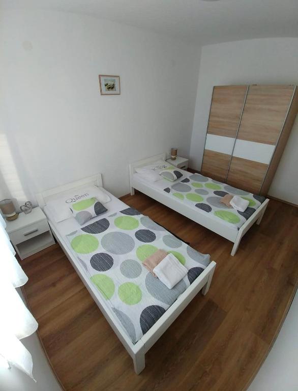 Privlaka, lepa hiša s tremi stanovanji (123 m2), 200 metrov do morja