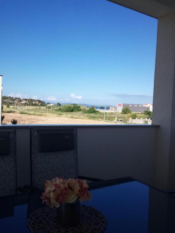 Privlaka, lepa hiša s tremi stanovanji (123 m2), 200 metrov do morja