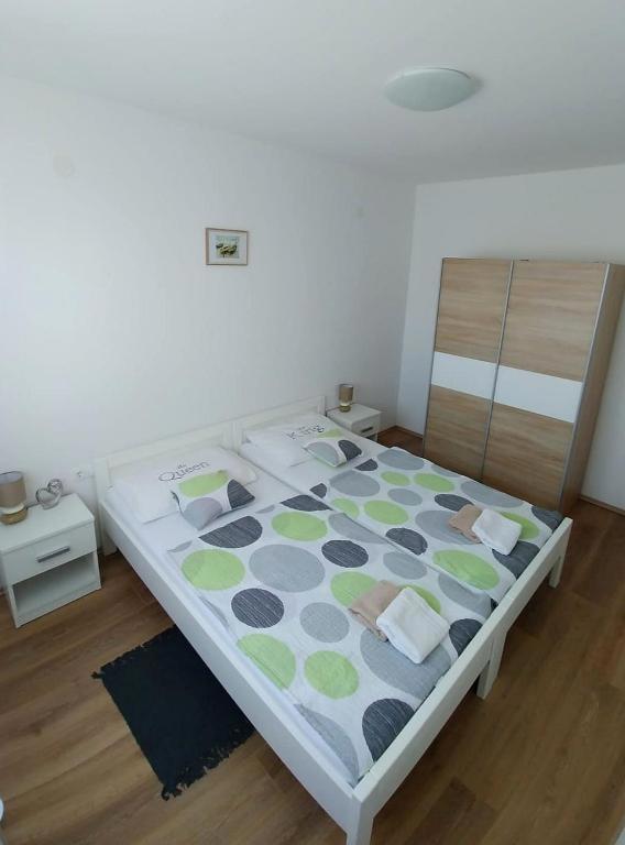 Privlaka, lepa hiša s tremi stanovanji (123 m2), 200 metrov do morja