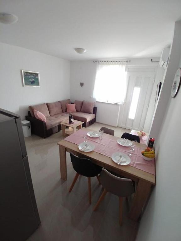 Privlaka, lepa hiša s tremi stanovanji (123 m2), 200 metrov do morja