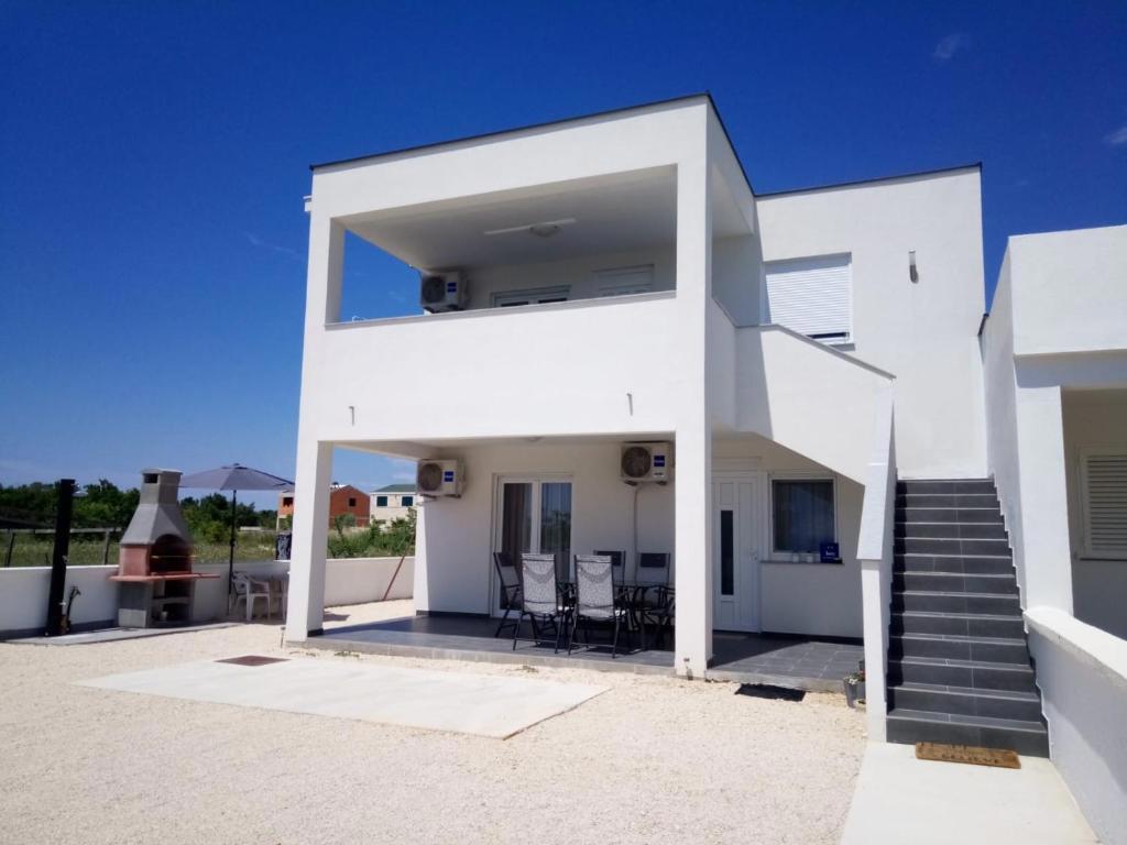 Privlaka, lepa hiša s tremi stanovanji (123 m2), 200 metrov do morja