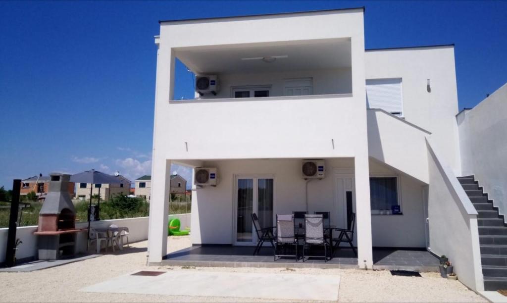 Privlaka, lepa hiša s tremi stanovanji (123 m2), 200 metrov do morja