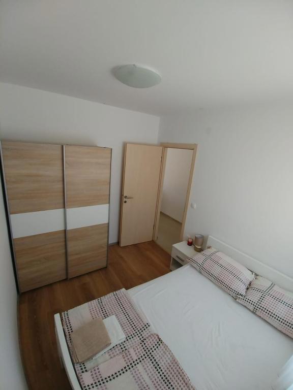 Privlaka, lepa hiša s tremi stanovanji (123 m2), 200 metrov do morja