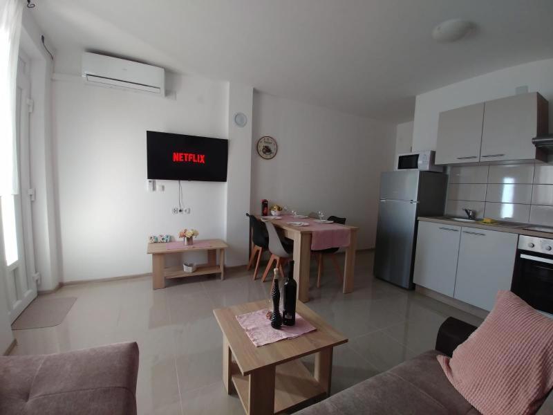 Privlaka, lepa hiša s tremi stanovanji (123 m2), 200 metrov do morja