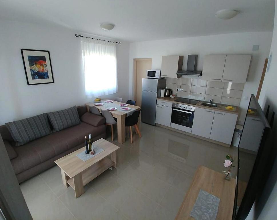 Privlaka, lepa hiša s tremi stanovanji (123 m2), 200 metrov do morja