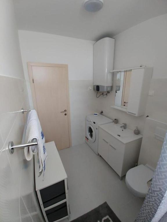 Privlaka, lepa hiša s tremi stanovanji (123 m2), 200 metrov do morja