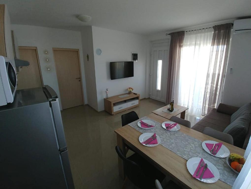 Privlaka, lepa hiša s tremi stanovanji (123 m2), 200 metrov do morja