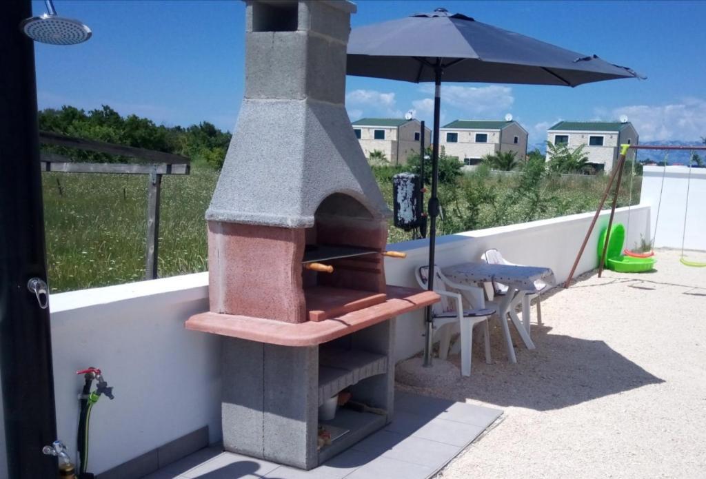 Privlaka, lepa hiša s tremi stanovanji (123 m2), 200 metrov do morja