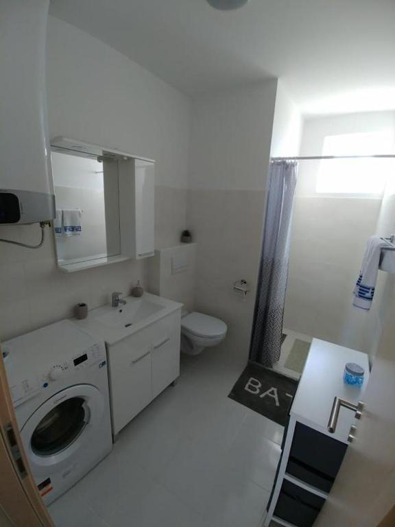 Privlaka, lepa hiša s tremi stanovanji (123 m2), 200 metrov do morja