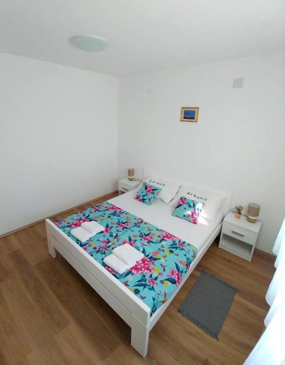 Privlaka, lepa hiša s tremi stanovanji (123 m2), 200 metrov do morja