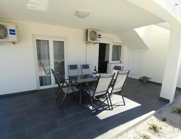 Privlaka, lepa hiša s tremi stanovanji (123 m2), 200 metrov do morja