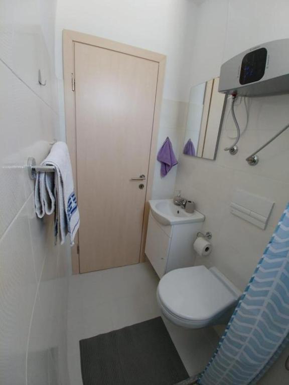 Privlaka, lepa hiša s tremi stanovanji (123 m2), 200 metrov do morja
