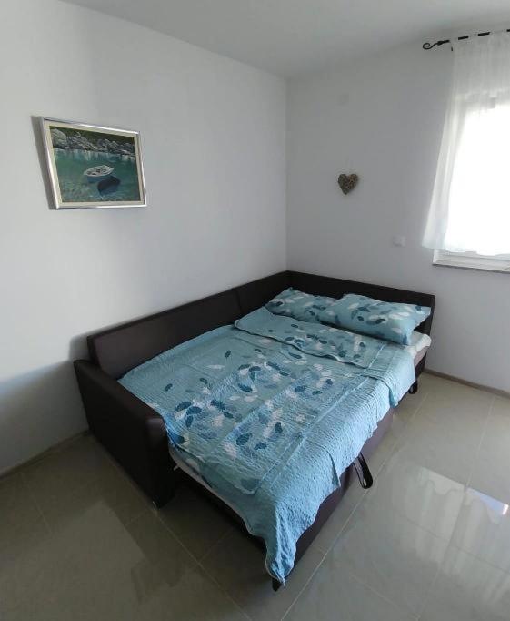 Privlaka, lepa hiša s tremi stanovanji (123 m2), 200 metrov do morja