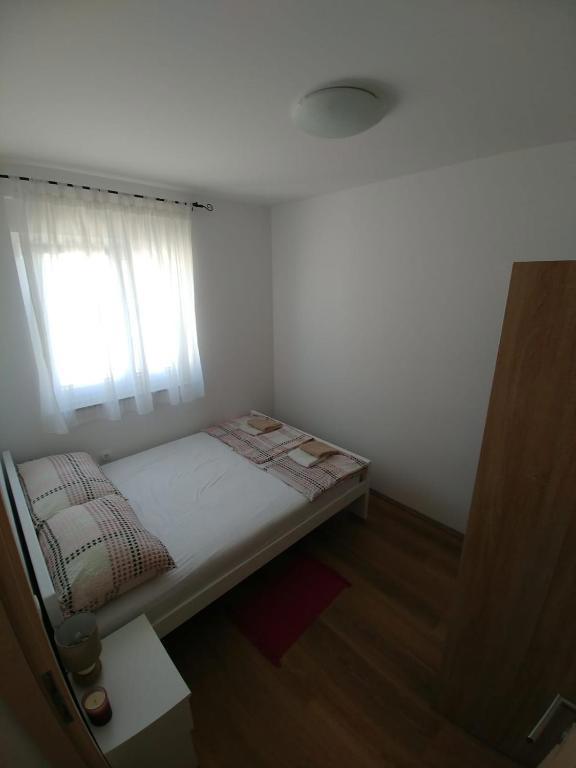 Privlaka, lepa hiša s tremi stanovanji (123 m2), 200 metrov do morja
