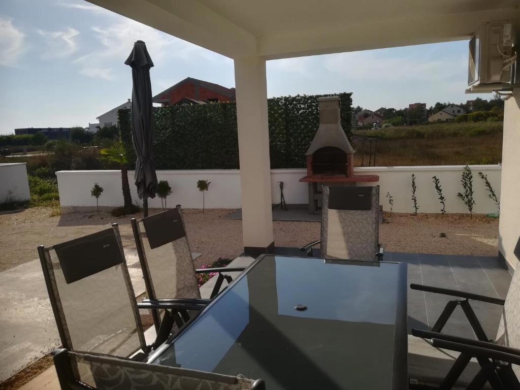 Privlaka, lepa hiša s tremi stanovanji (123 m2), 200 metrov do morja