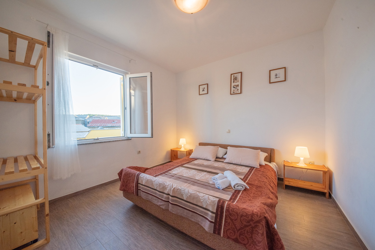 ZADAR, Ražanac, hiša s 3 apartmaji (101 m2), 1. vrsta ob morju, ODLIČNA LOKACIJA!!!