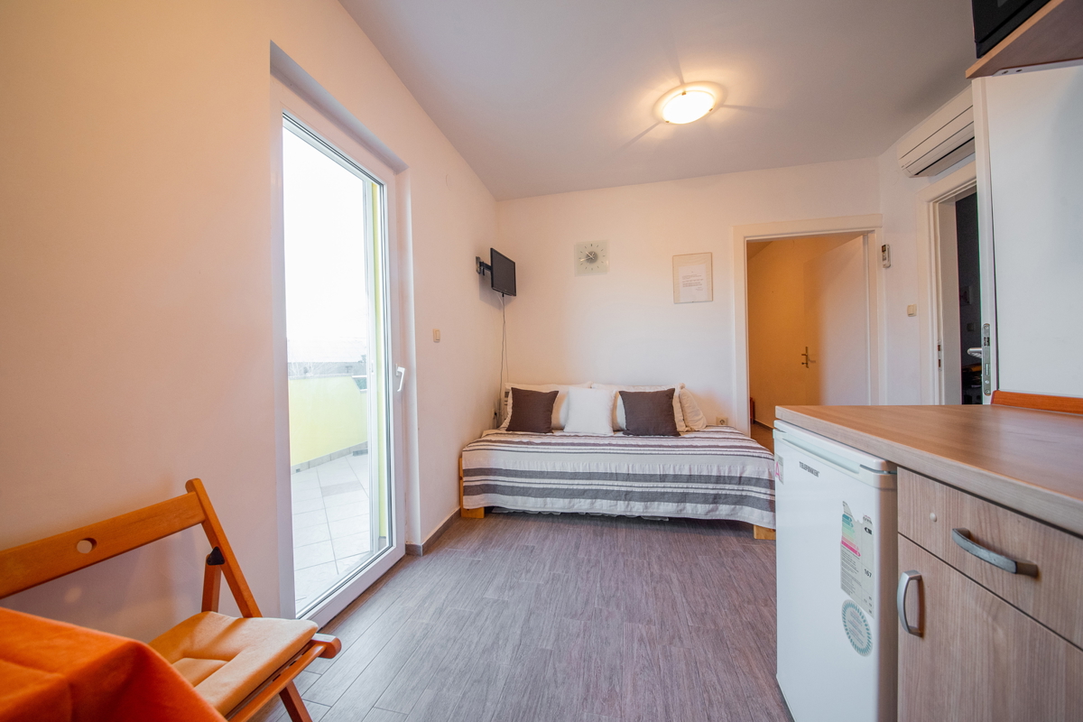 ZADAR, Ražanac, hiša s 3 apartmaji (101 m2), 1. vrsta ob morju, ODLIČNA LOKACIJA!!!