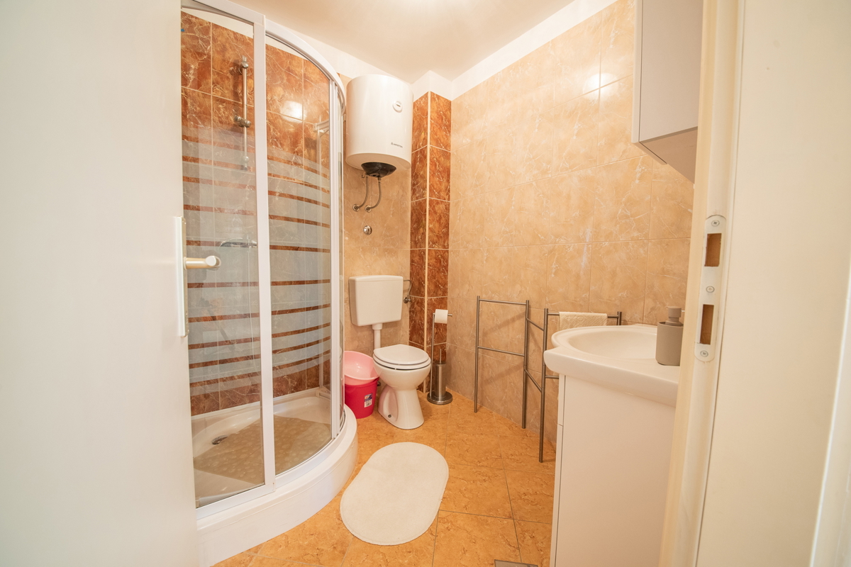 ZADAR, Ražanac, hiša s 3 apartmaji (101 m2), 1. vrsta ob morju, ODLIČNA LOKACIJA!!!