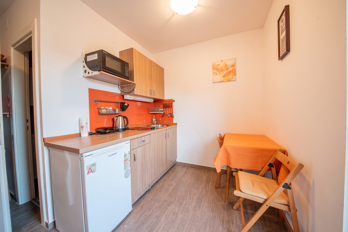 ZADAR, Ražanac, hiša s 3 apartmaji (101 m2), 1. vrsta ob morju, ODLIČNA LOKACIJA!!!