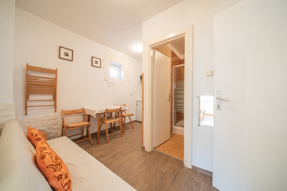 ZADAR, Ražanac, hiša s 3 apartmaji (101 m2), 1. vrsta ob morju, ODLIČNA LOKACIJA!!!