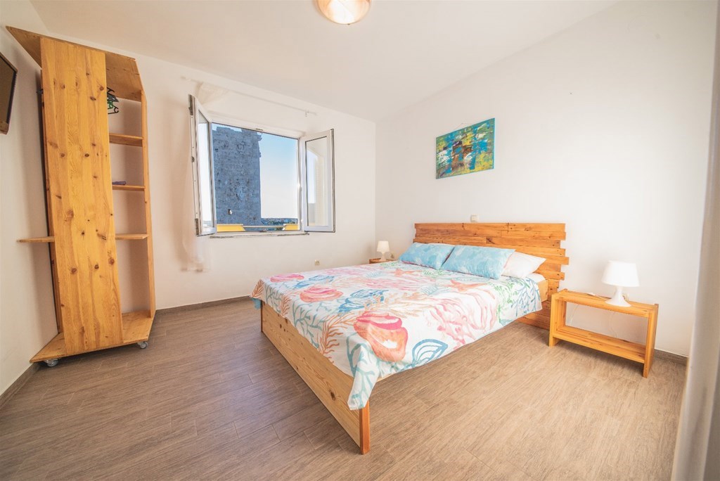 ZADAR, Ražanac, hiša s 3 apartmaji (101 m2), 1. vrsta ob morju, ODLIČNA LOKACIJA!!!