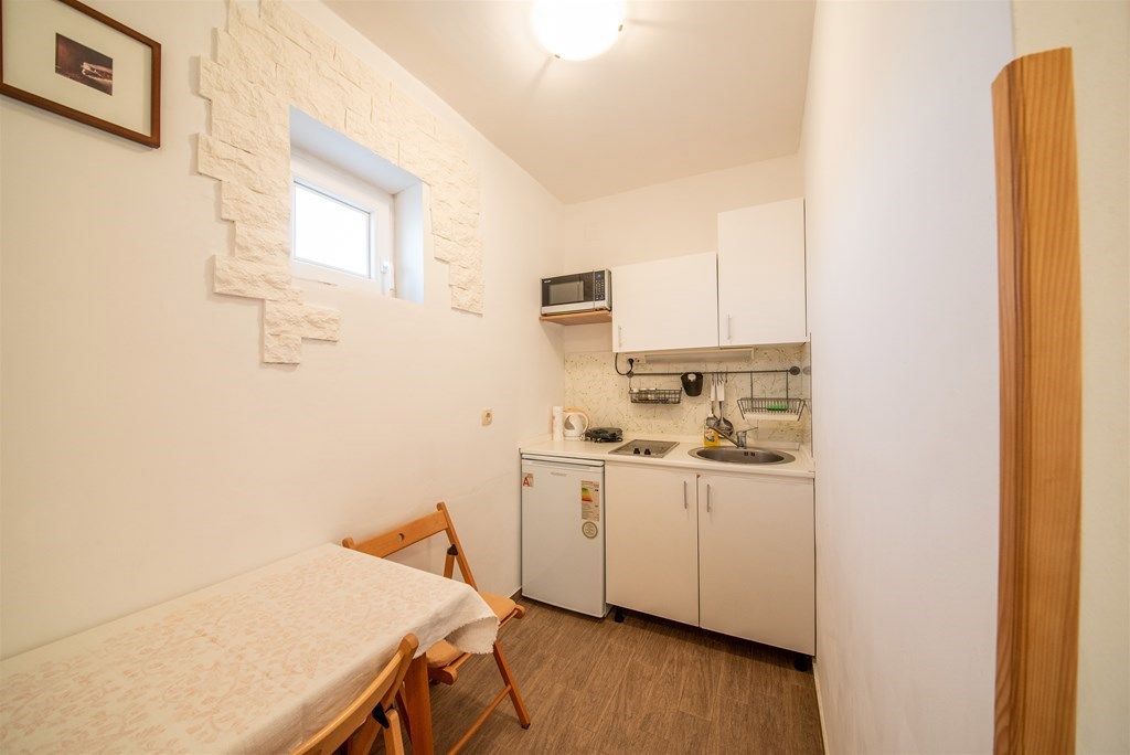 ZADAR, Ražanac, hiša s 3 apartmaji (101 m2), 1. vrsta ob morju, ODLIČNA LOKACIJA!!!