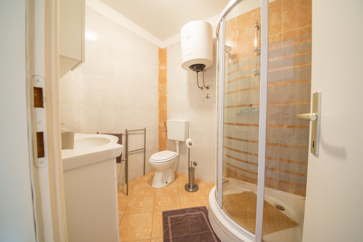 ZADAR, Ražanac, hiša s 3 apartmaji (101 m2), 1. vrsta ob morju, ODLIČNA LOKACIJA!!!
