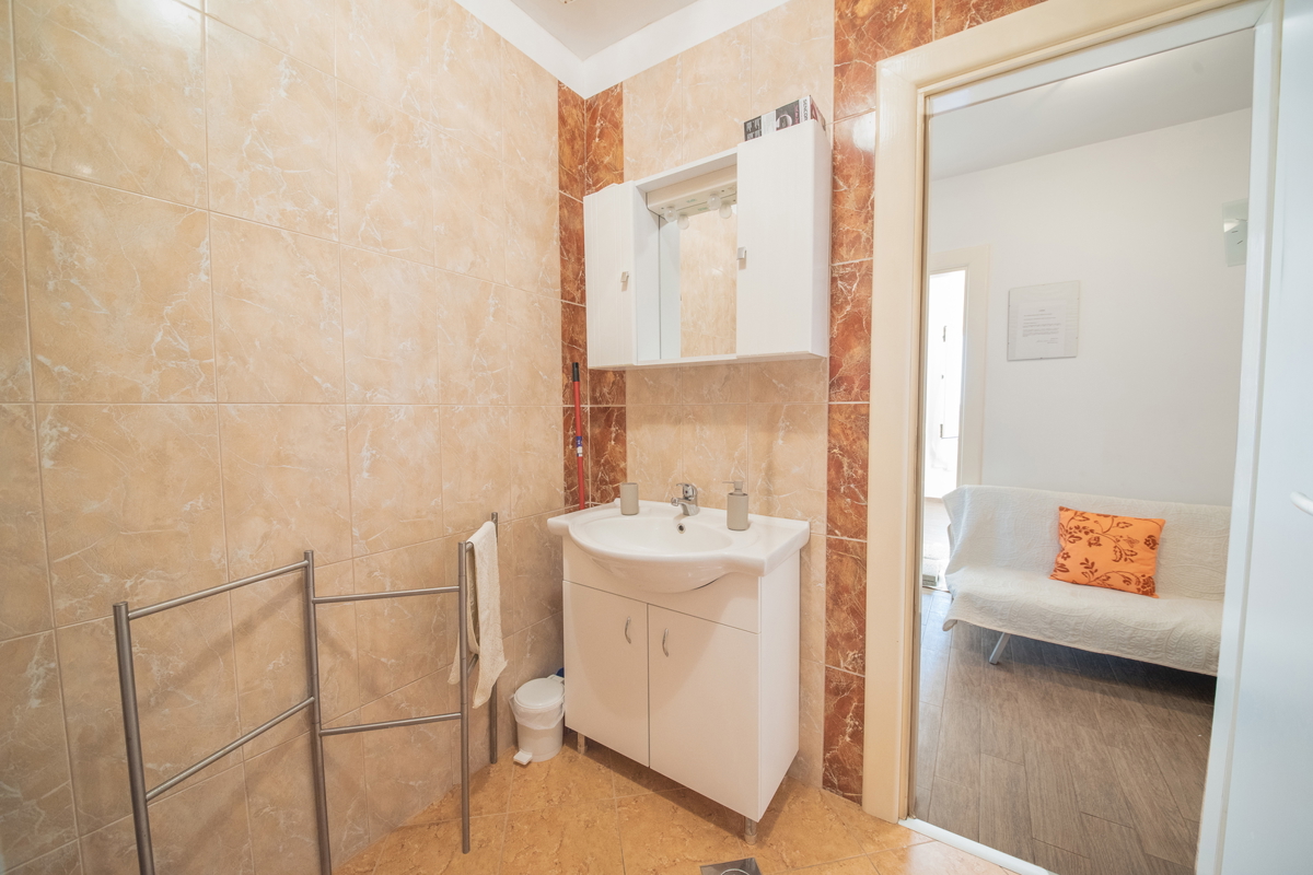 ZADAR, Ražanac, hiša s 3 apartmaji (101 m2), 1. vrsta ob morju, ODLIČNA LOKACIJA!!!