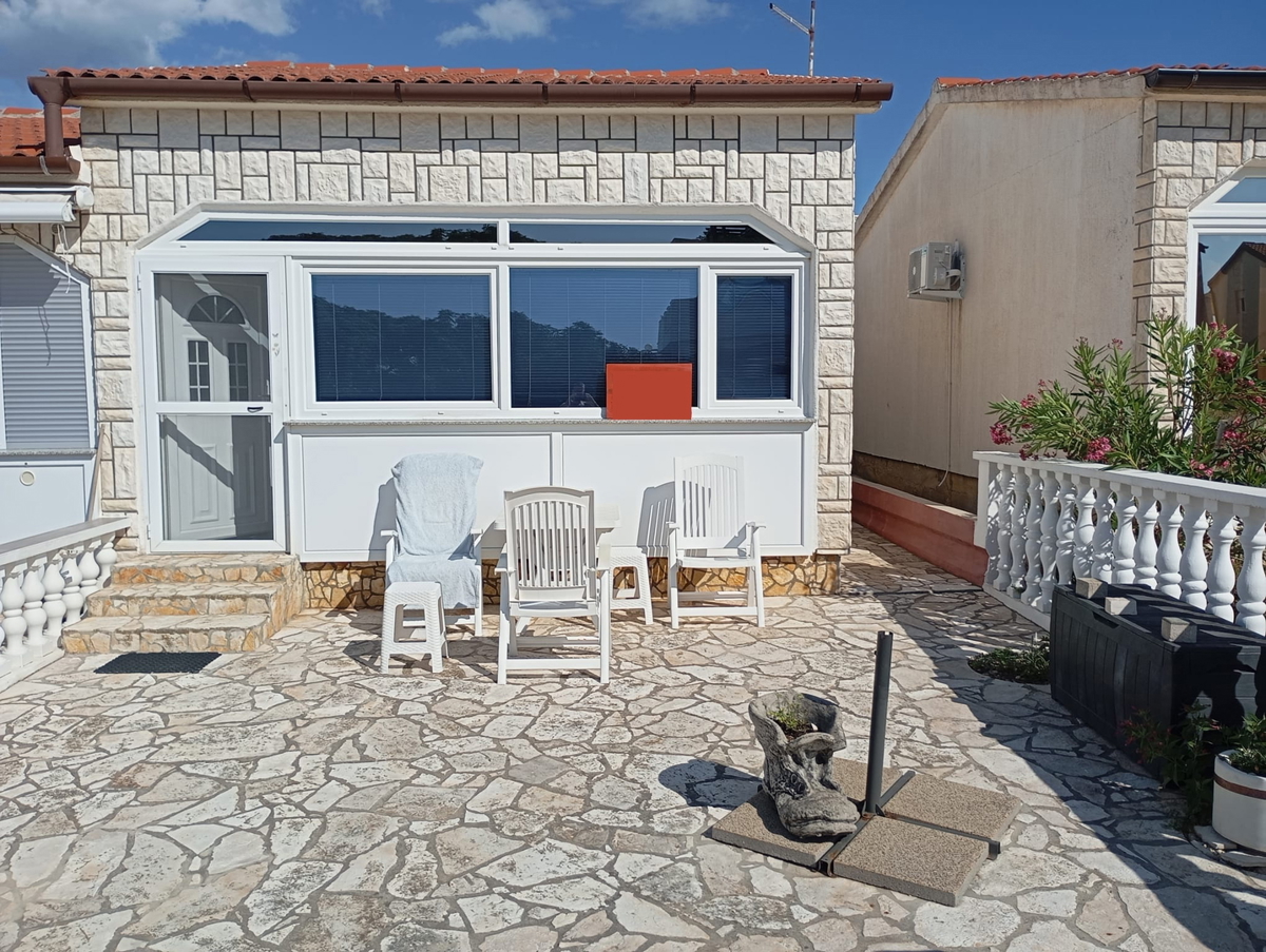 Vir, pritlična hiša v nizu (50,20 m2), 30 metrov do plaže, PRILOŽNOST!