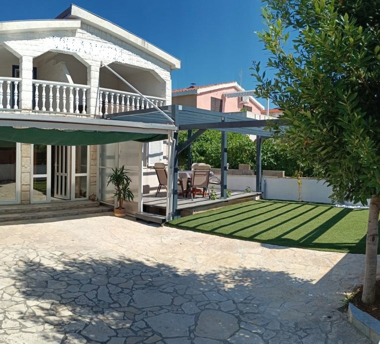 Vir, čudovita, moderna hiša s 4 apartmaji (230 m2), odlična lega