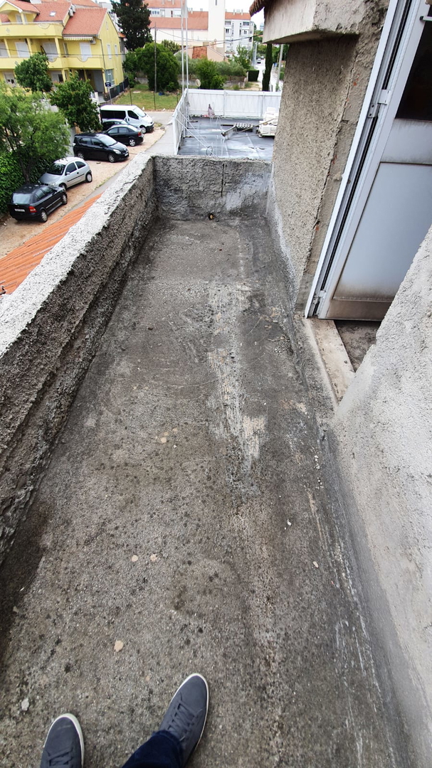 Zadar, Bili Brig, prostorno stanovanje (103,43 m2) z garažo, strešno teraso in pogledom na morje, v surovem stanju