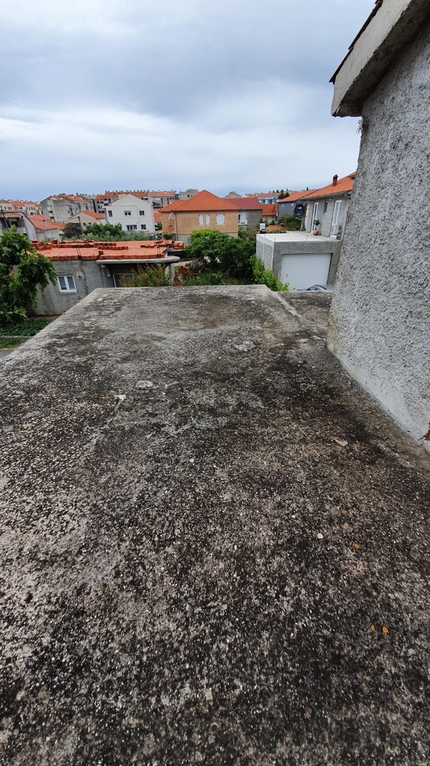 Zadar, Bili Brig, prostorno stanovanje (103,43 m2) z garažo, strešno teraso in pogledom na morje, v surovem stanju